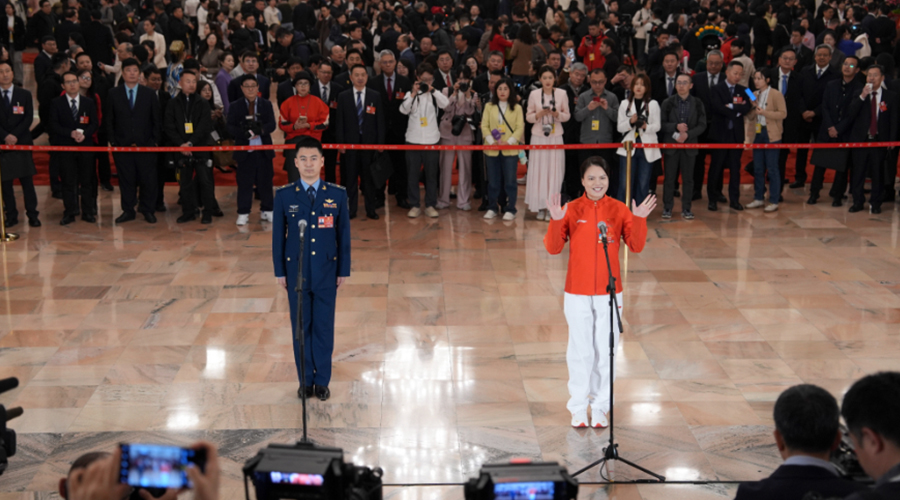 十四届全国人大四次会议首场“代表通道”集中采访活动举行