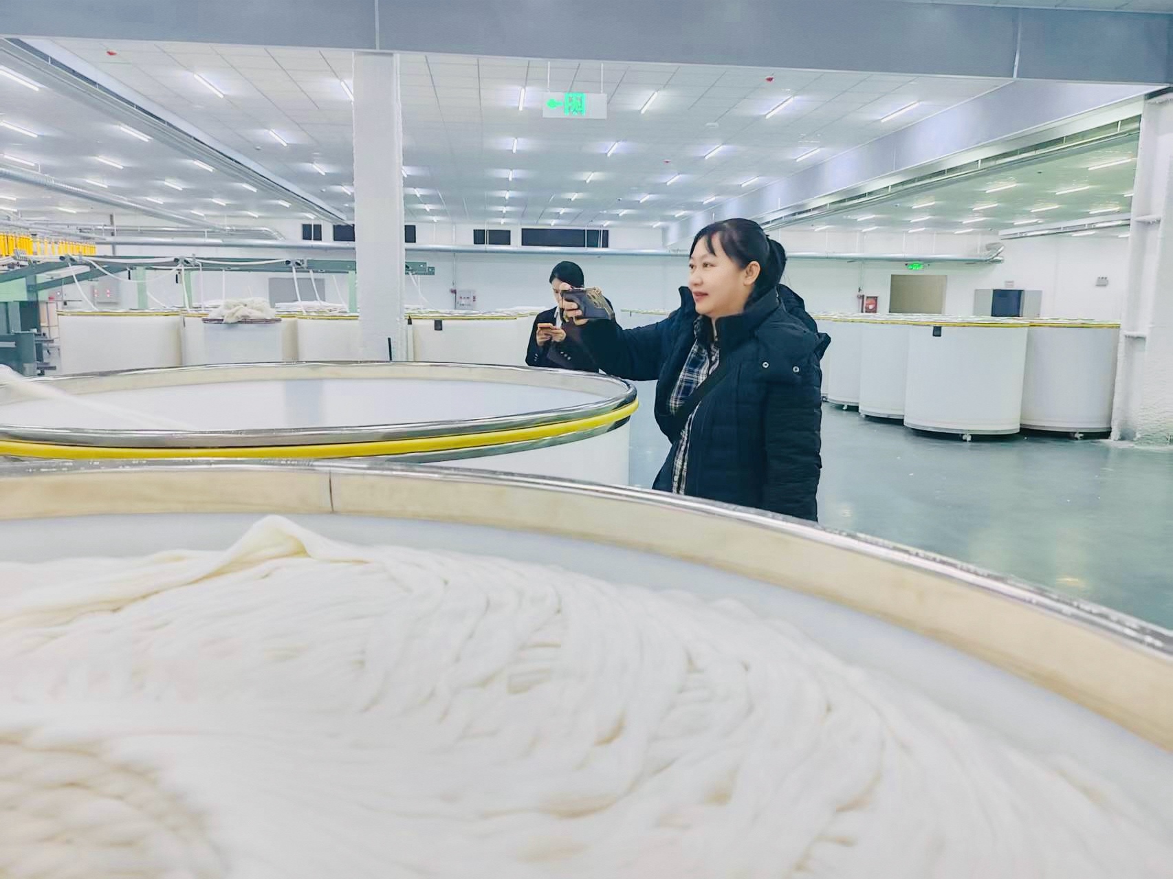 2月2日，胡杨网李萍来到新疆生产建设兵团第一师阿拉尔经济技术开发区的新疆昌润纺织科技有限公司采访。冯俊 摄.jpg