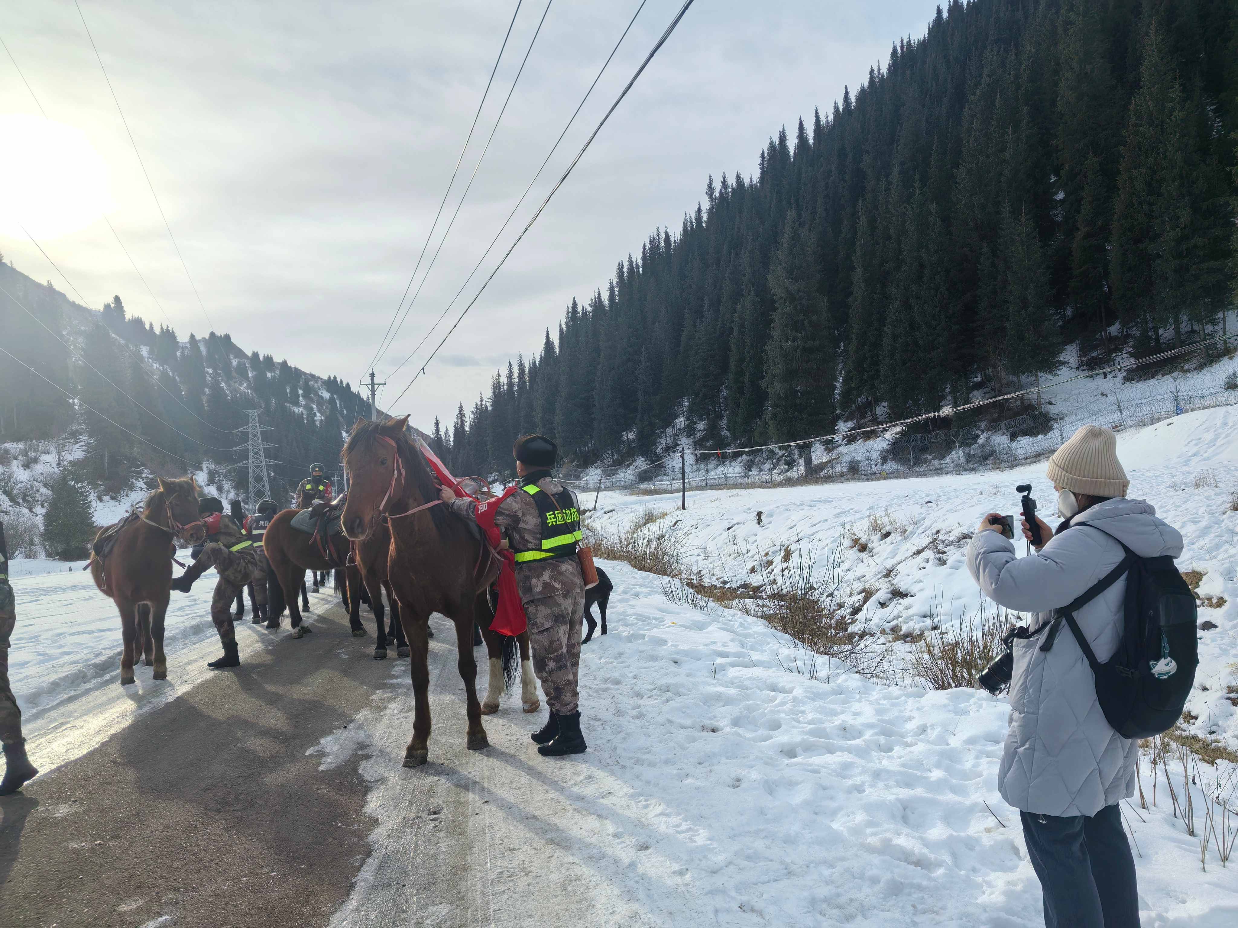 新春走基层期间，胡杨网记者在第四师七十七团康苏沟一带采访马巡队，这里是中国与哈萨克斯坦两国的交界处，气候多变，环境艰苦。韩晓怡 摄 (1).jpg