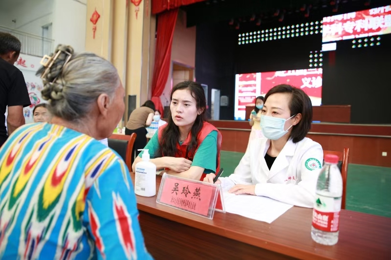 吴玲燕在义诊中为群众看诊。.jpg