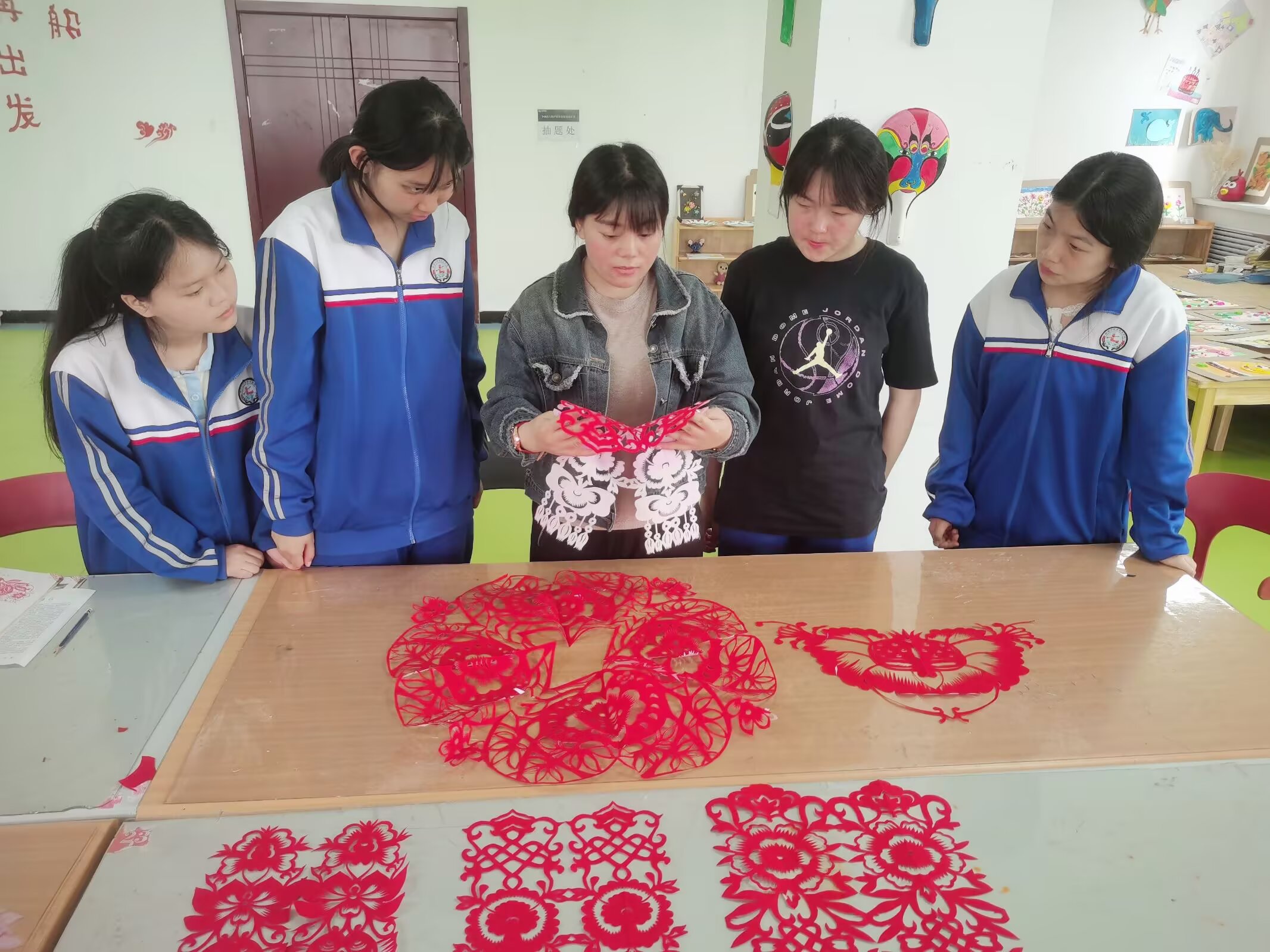 学校的剪纸课堂。.jpg