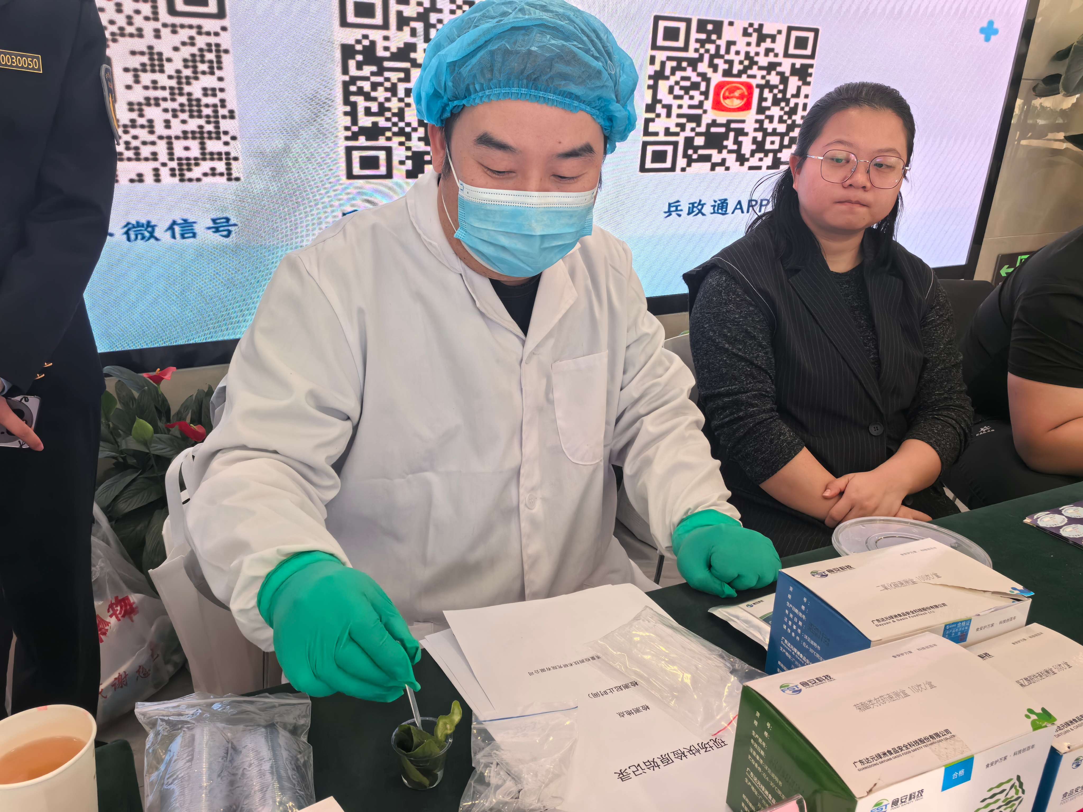 “你点我检”农副产品快速检测项目。胡杨网记者 李雨浪 摄.jpg