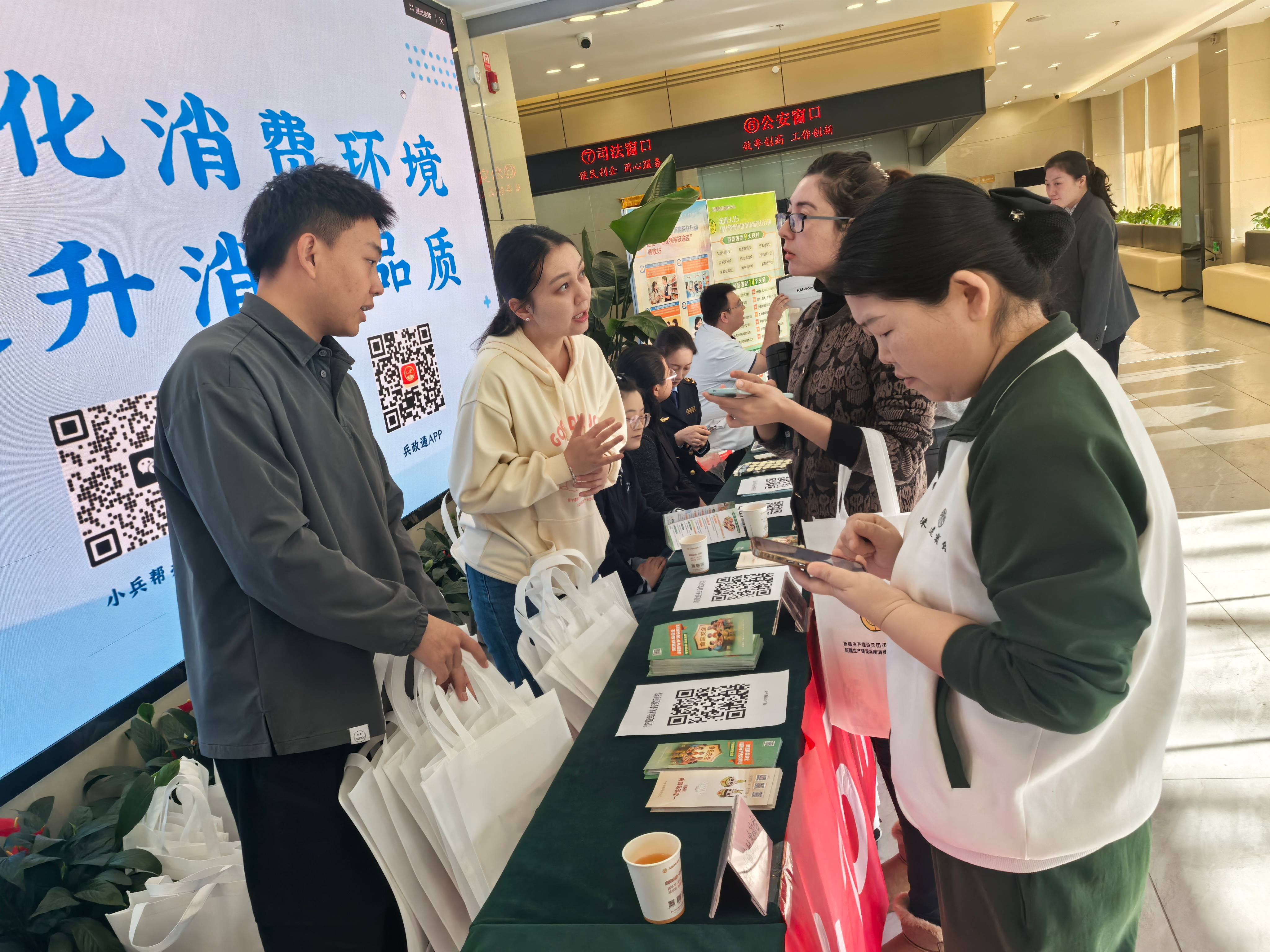 工作人员正在向消费者科普消费常识。胡杨网记者 李雨浪 摄.jpg