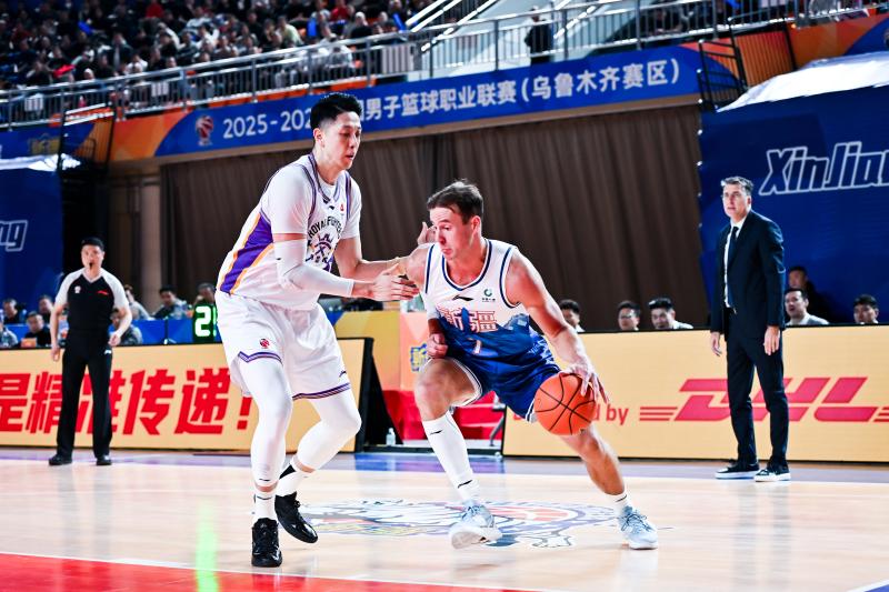 新疆伊力特7号外援球员门内加正在进攻。田园 摄.jpg