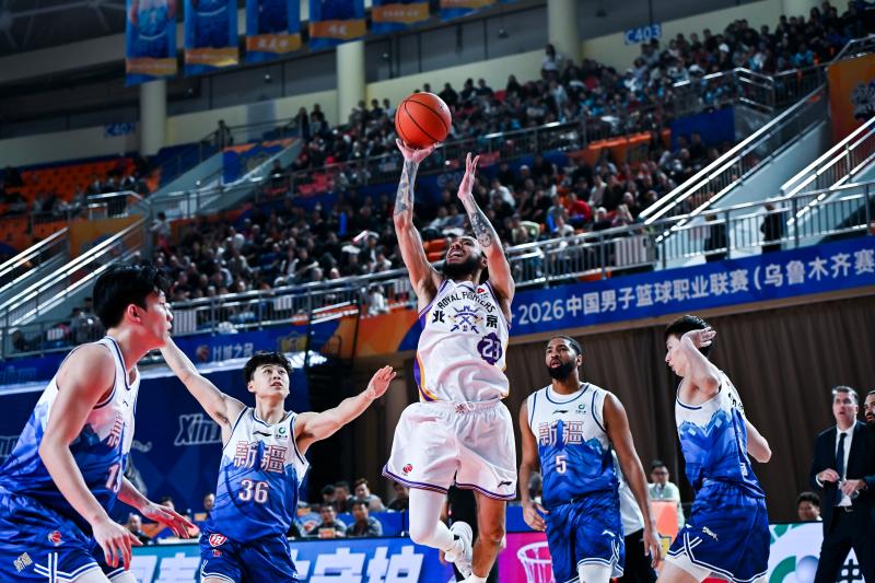 北京控股23号外援球员豪斯正在投篮。田园 摄.jpg