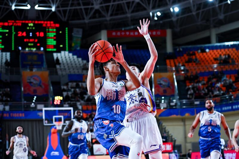 新疆伊力特10号球员冯傲正在投篮。田园 摄.jpg