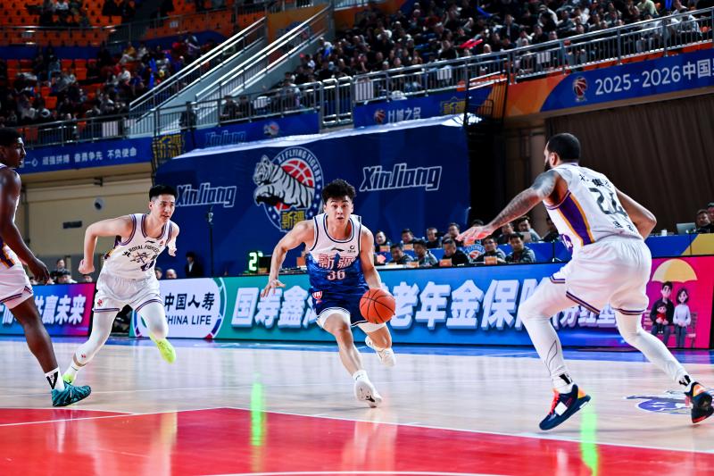 新疆伊力特36号球员葛浩然正在进攻。田园 摄.jpg