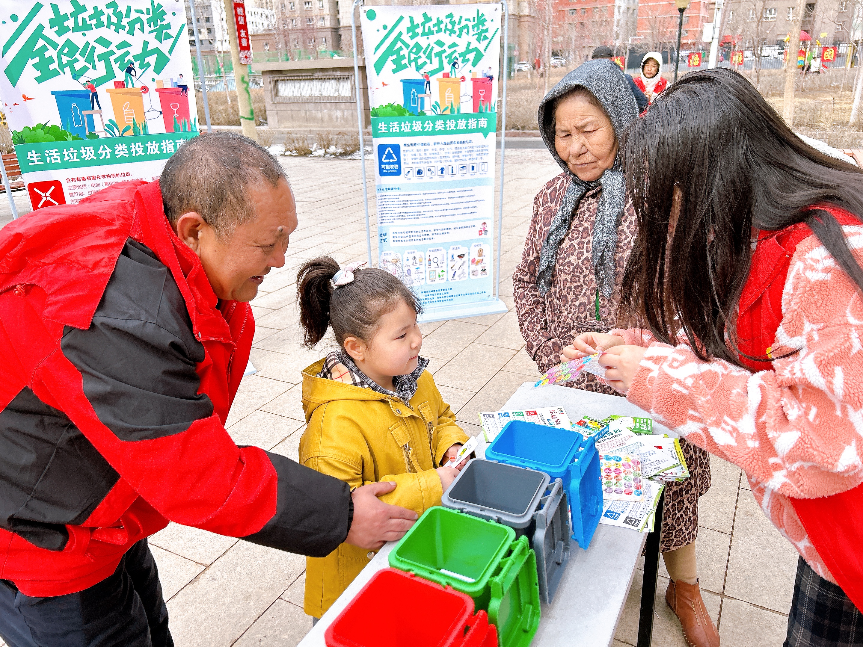 兵团多家单位联合开展绿色公益志愿服务活动。 (1).jpg