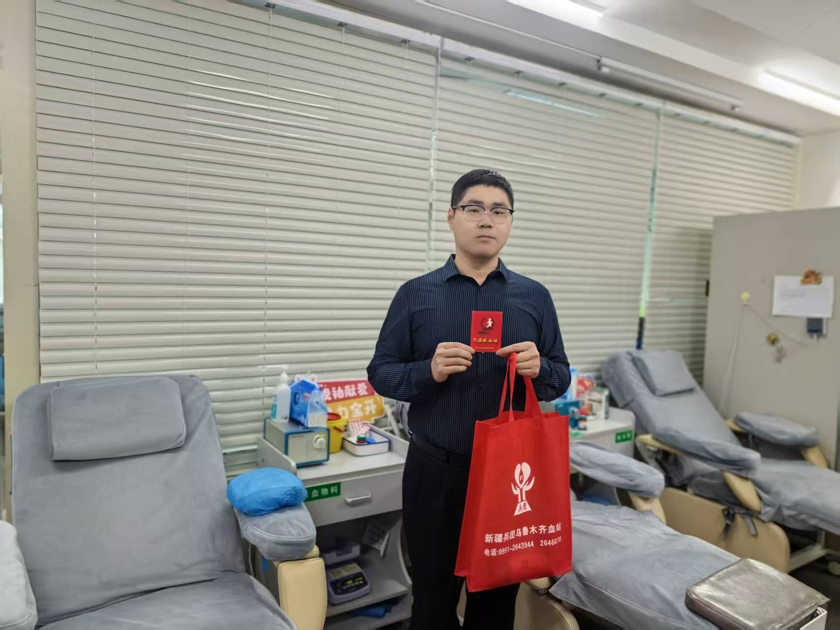 3月17日，饶俊献血后展示献血证。梁艳摄.jpg
