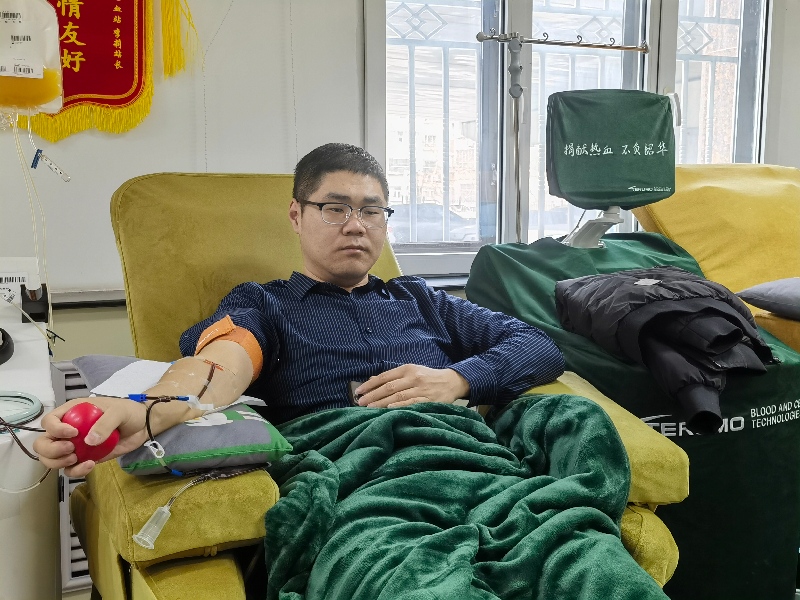 3月17日，饶俊再兵团中心血站献血。梁艳摄.jpg