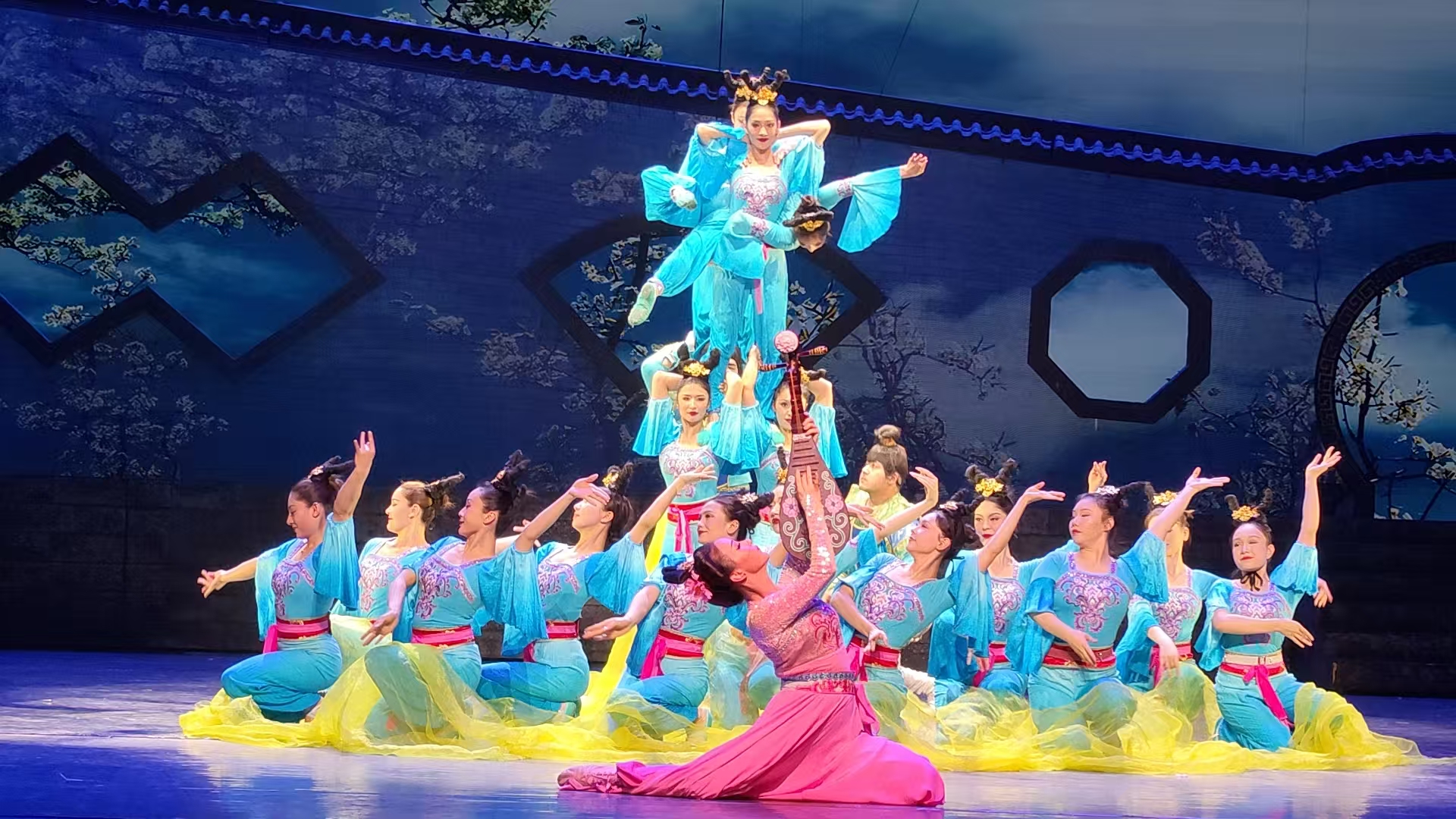 杂技剧《唐古百戏》剧照 梁艳摄.jpg