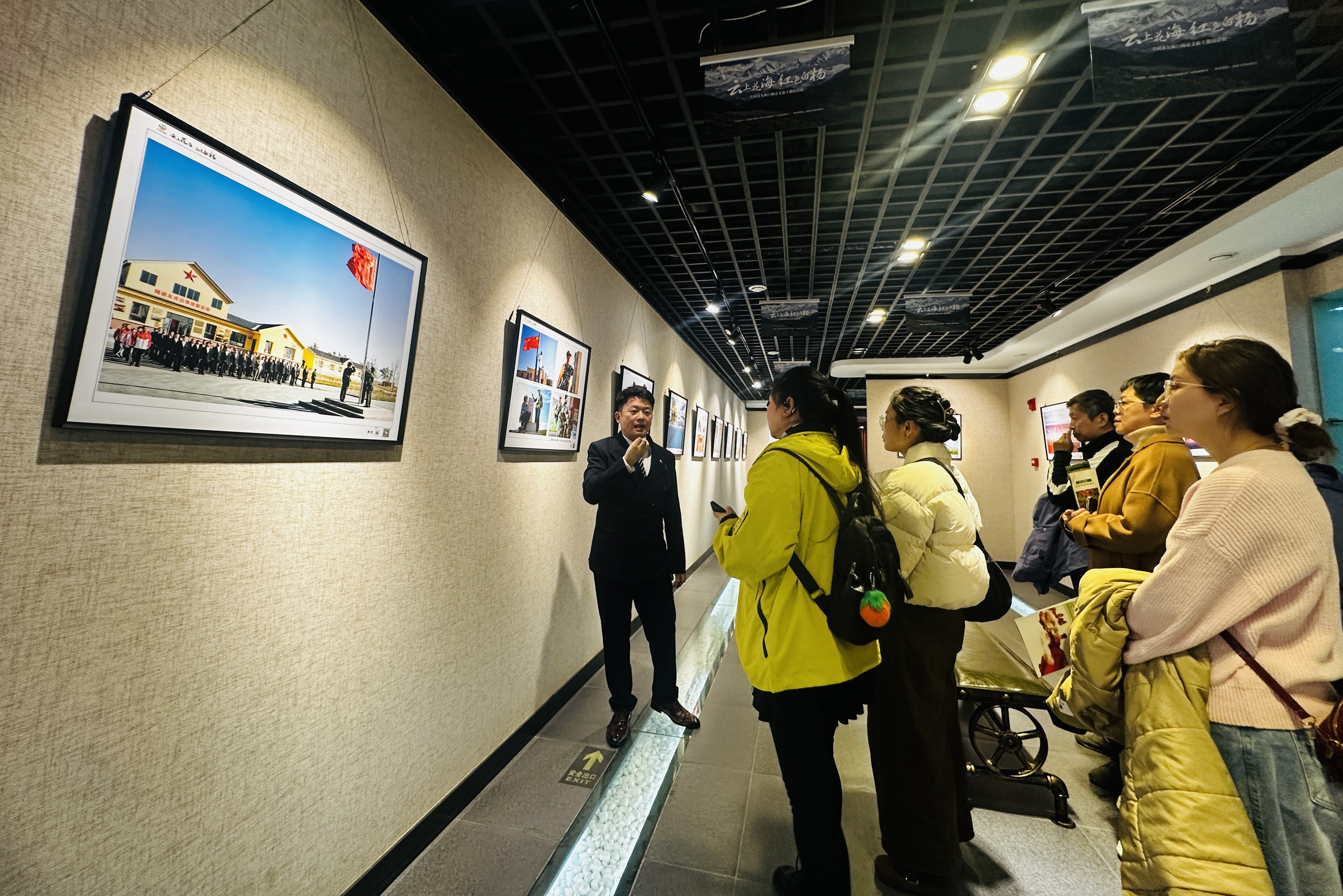 观众正在参观摄影作品。李萍 摄.jpg