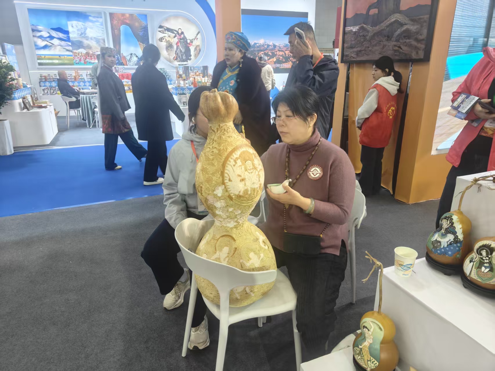 第七届新疆春季旅游博览会上，一位女士在雕刻葫芦。梁艳摄.jpg