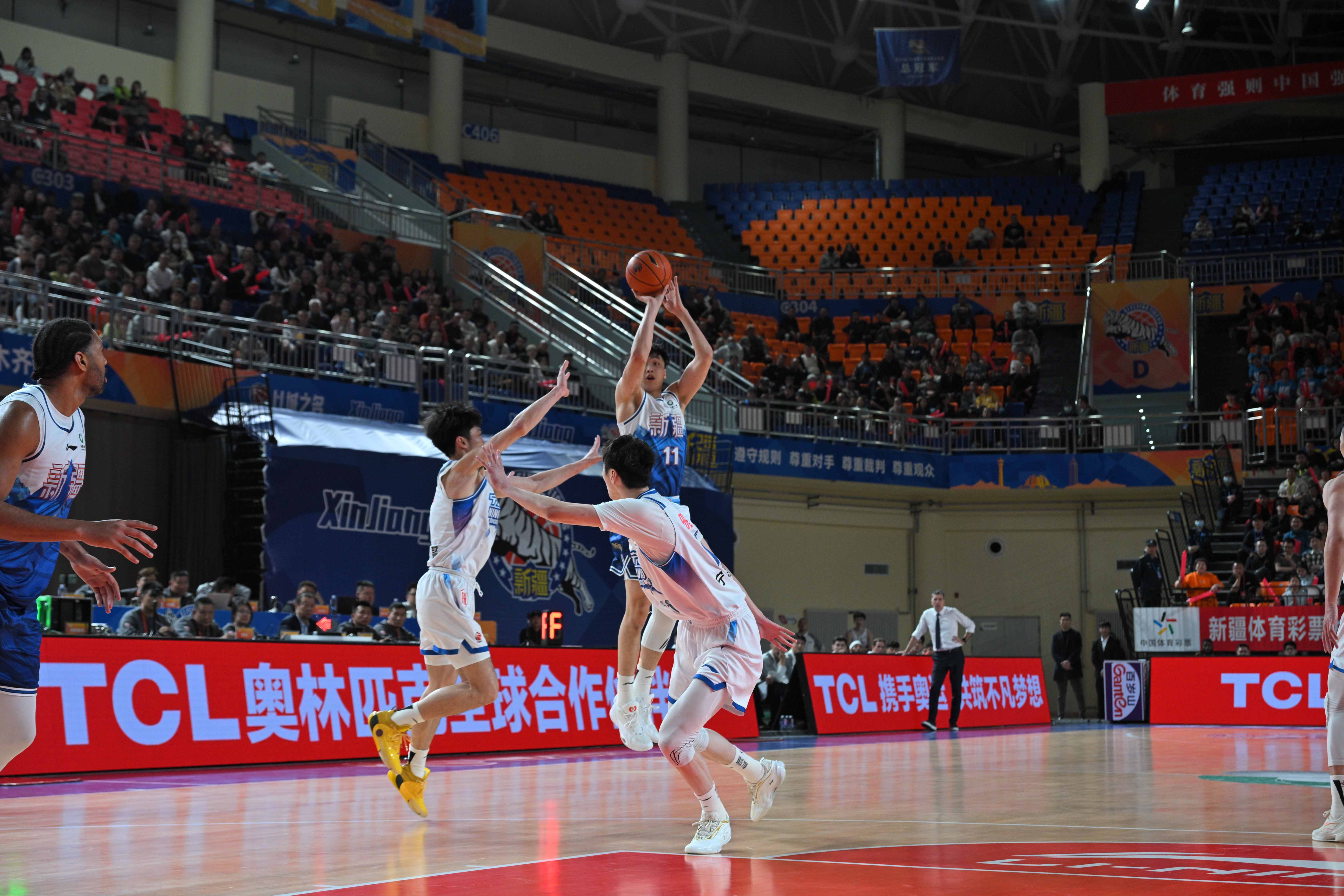 新疆伊力特11号球员齐麟正在投篮。田园 摄.jpg