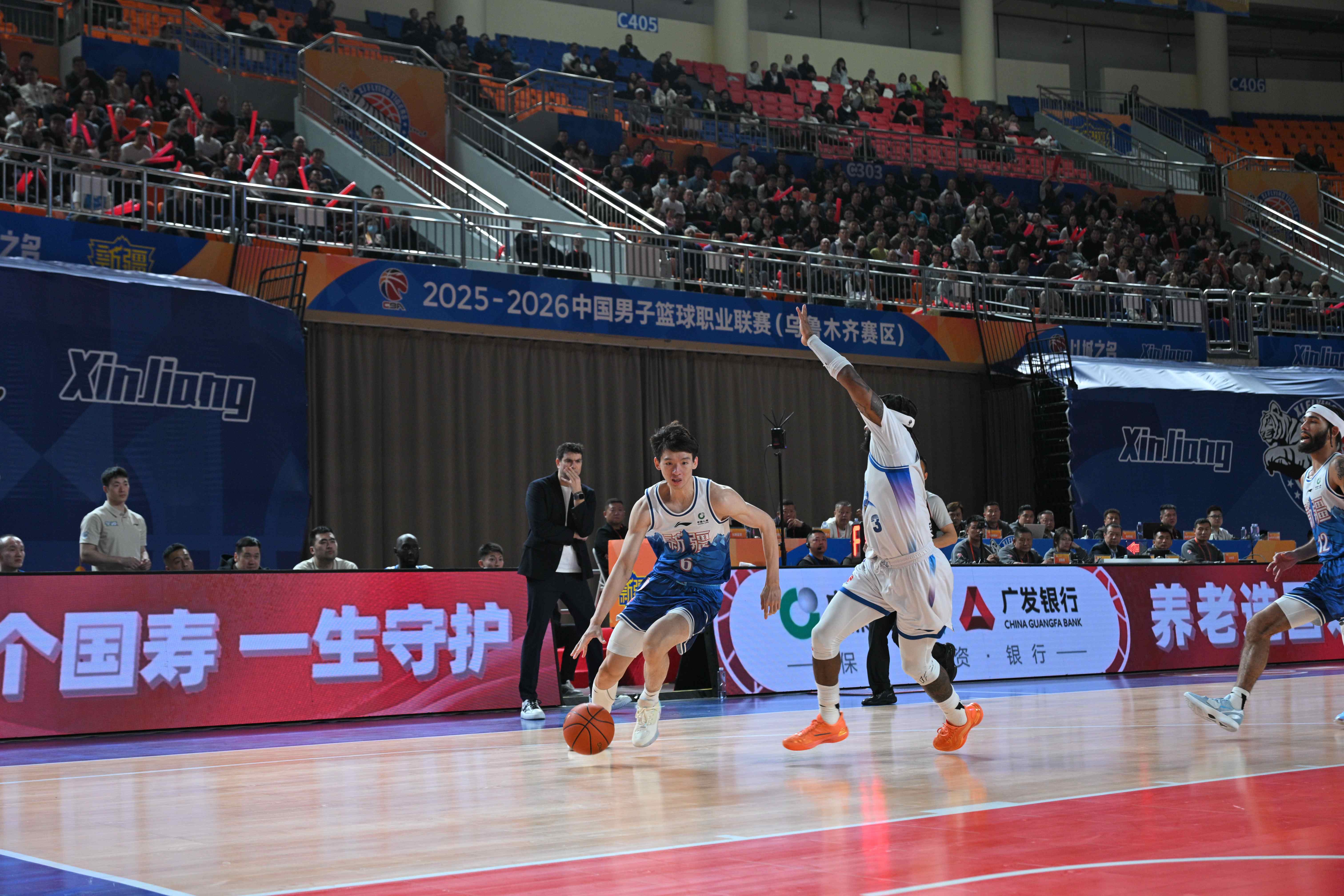 新疆伊力特6号球员杨芮正在进攻。田园 摄.jpg