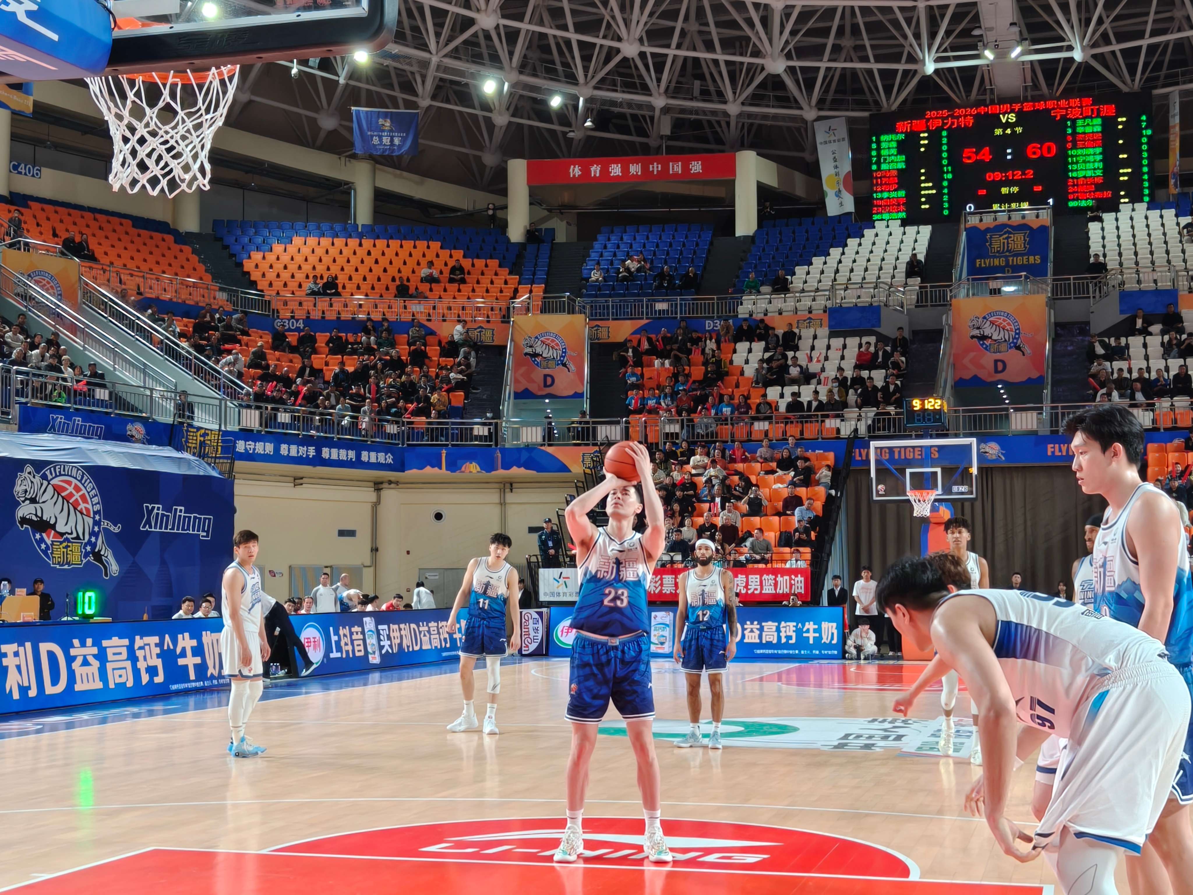 新疆伊力特23号球员阿不都沙拉木正在罚球。丁娜娜 摄.jpg