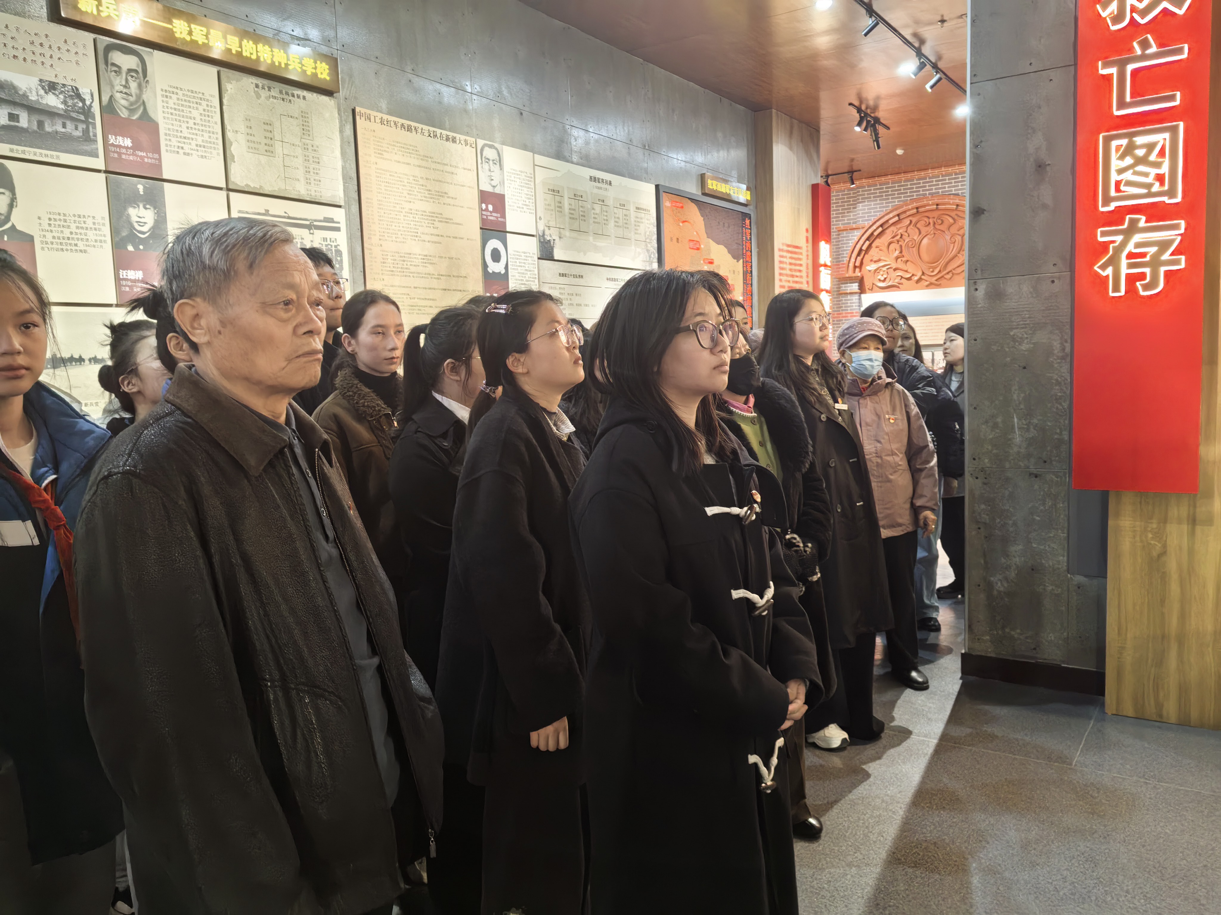 ​十一师所属的兵团建工水电集团退管办党支部开展清明祭扫主题党日活动