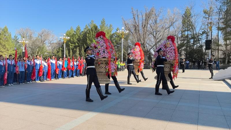 向烈士敬献鲜花。梁艳摄.jpg