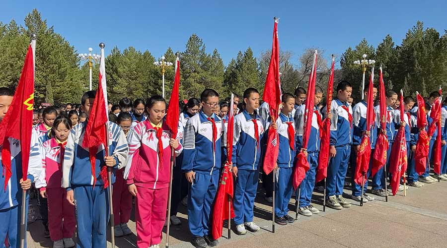 清明祭扫烈士陵园 兵团第二中学厚植青少年爱国情怀