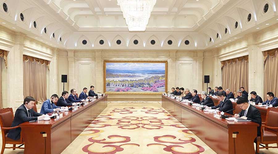 陈小江艾尔肯·吐尼亚孜会见哈萨克斯坦贸易和一体化部部长沙卡利耶夫