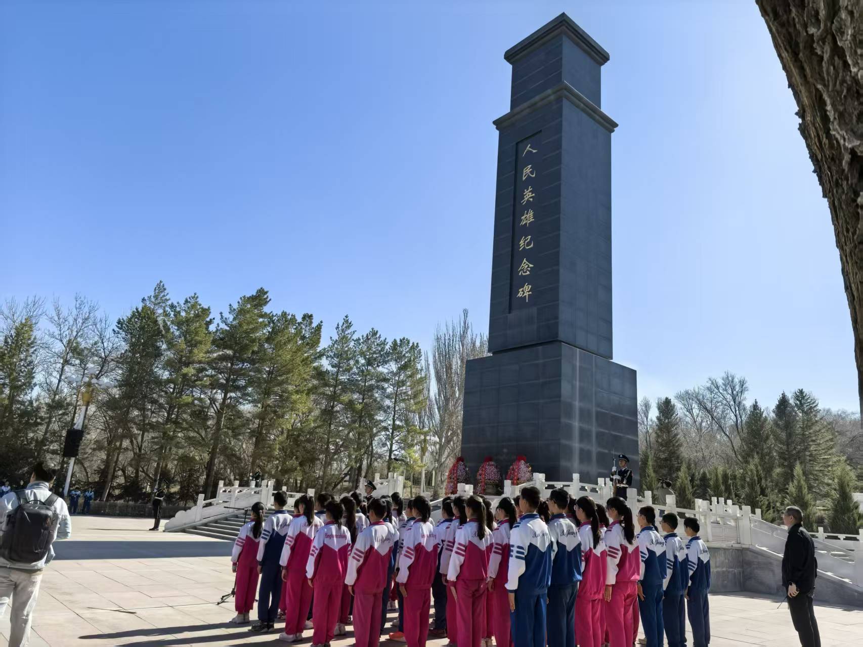 瞻仰人民英雄纪念碑。梁艳摄.jpg 瞻仰人民英雄纪念碑。梁艳摄.jpg