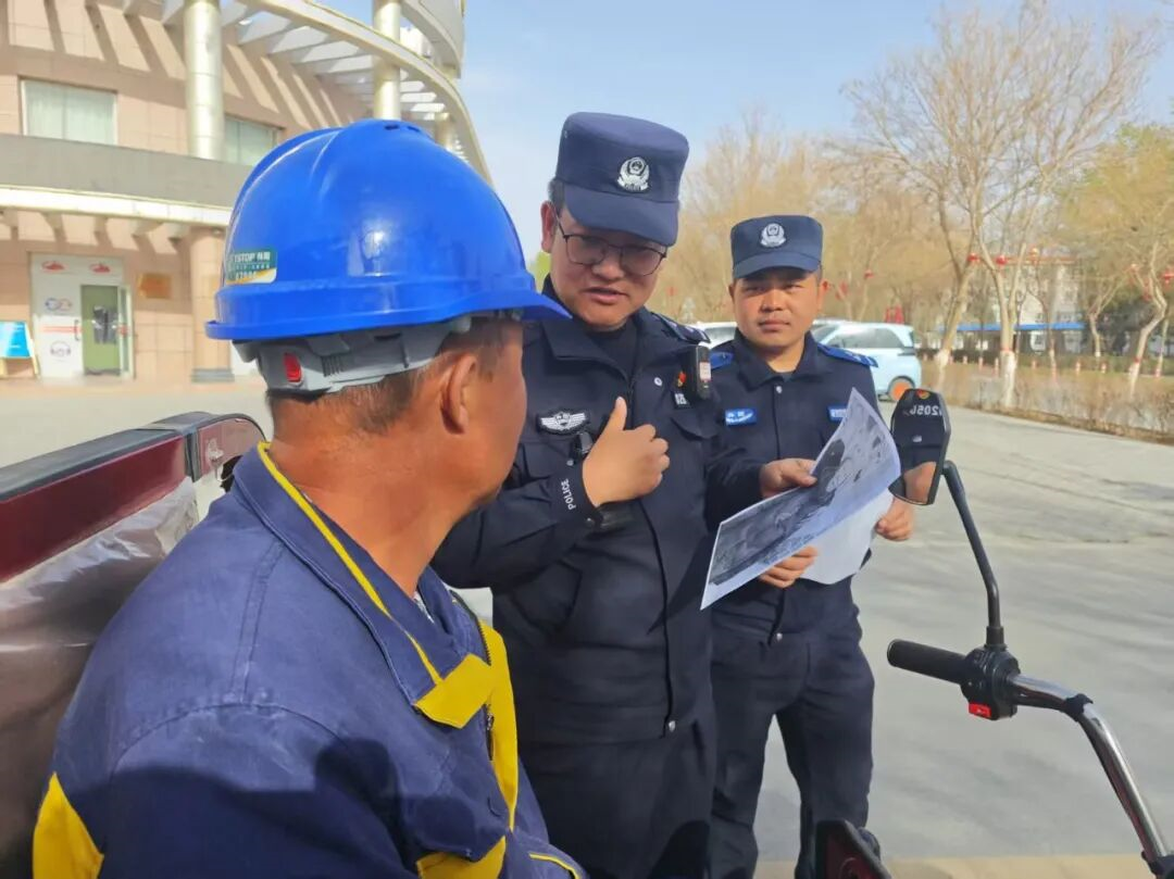 图为民警辅警通过走访排查。.png