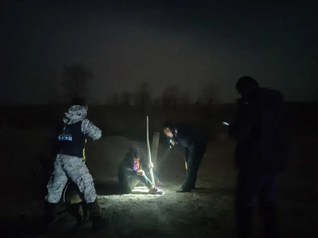 图为民警辅警在深夜的戈壁滩上成功找到走失老人。.png
