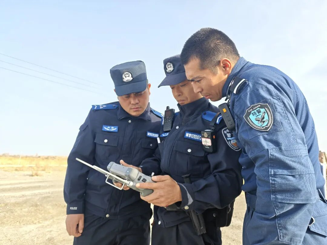图为民警辅警在戈壁深处开展搜寻工作。.png