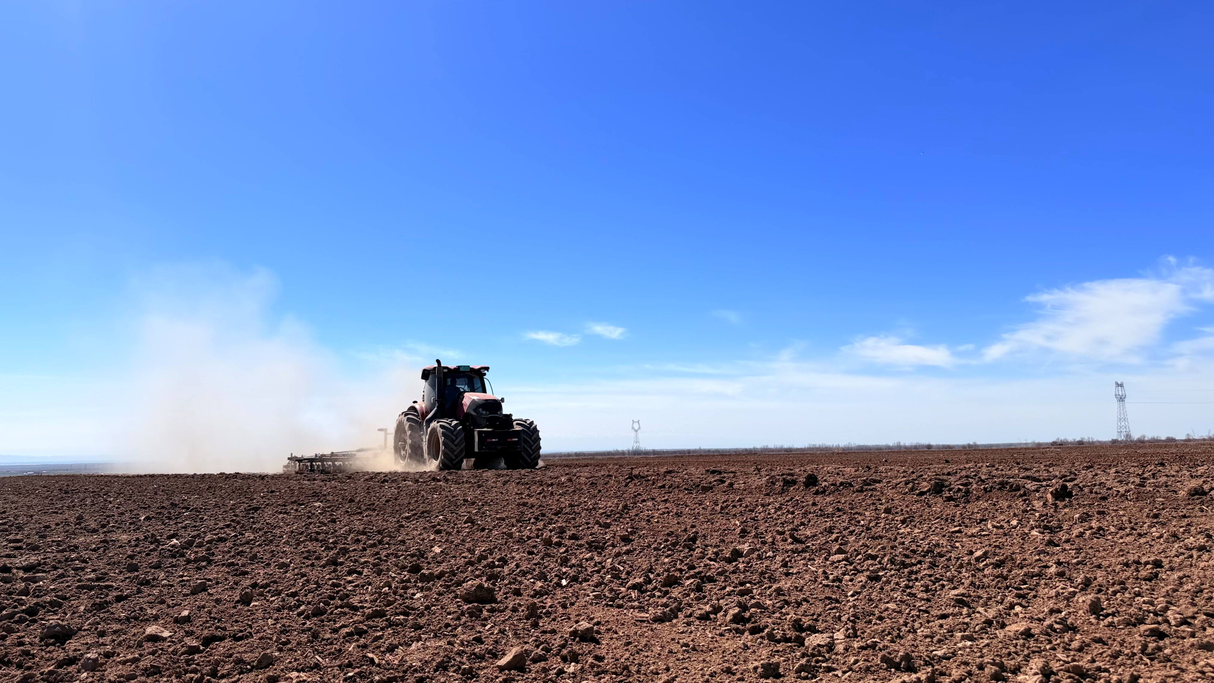 目前九师白杨市春耕春播已全面拉开序幕。图为:4月2日,九师白杨市一六七团六连甜菜耕播。苟汇敏摄 (8).jpg