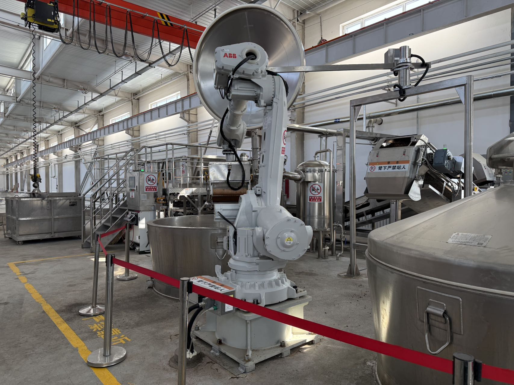 刘悦恒争取援疆资金，为新疆五五酒业有限公司打造智能化酿造车间。白春英  摄.jpg