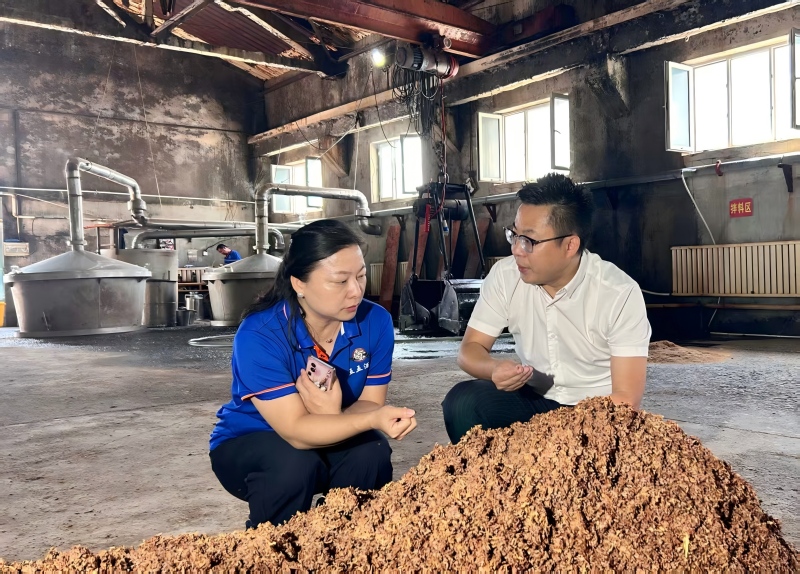 刘悦恒在五五酒业与工作人员交流酿酒技术。郭雪雪  摄.jpg