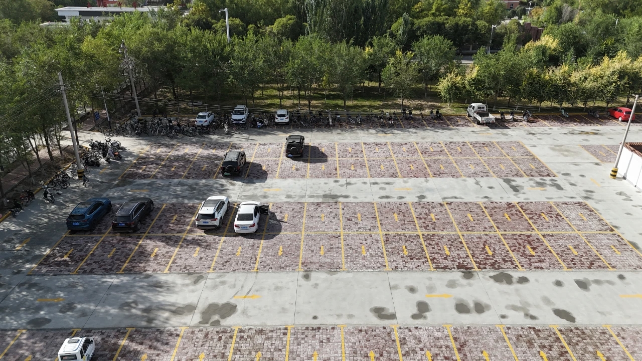 一二九团中学门口早晚交通拥堵、家长接送孩子不安全，刘悦恒立刻协调推进护学停车场项目，解决家长后顾之忧。祁小霞 摄.jpg