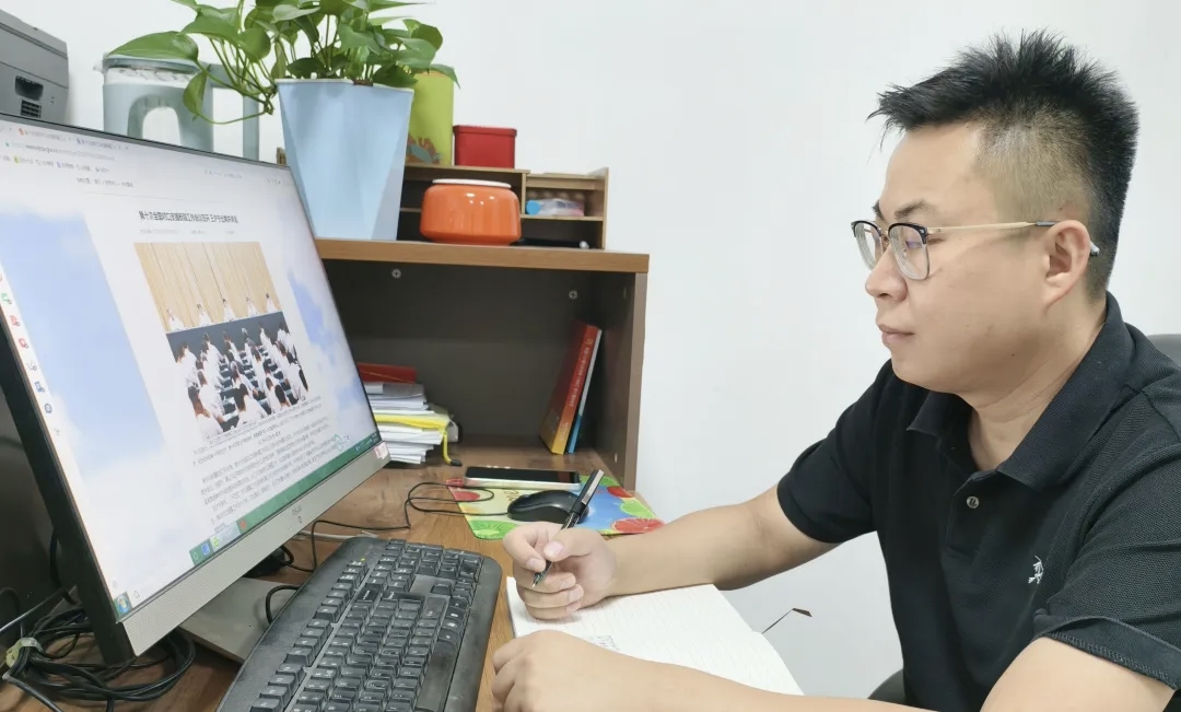 七师胡杨河市一二九团经发办副主任（挂职） 刘悦恒。王统  摄.jpg