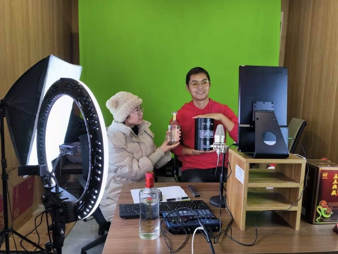 刘悦恒积极联系邀请江苏电商专家董培能驻厂指导，搭建起“培训+直播+云仓”的销售体系。王统  摄.jpg