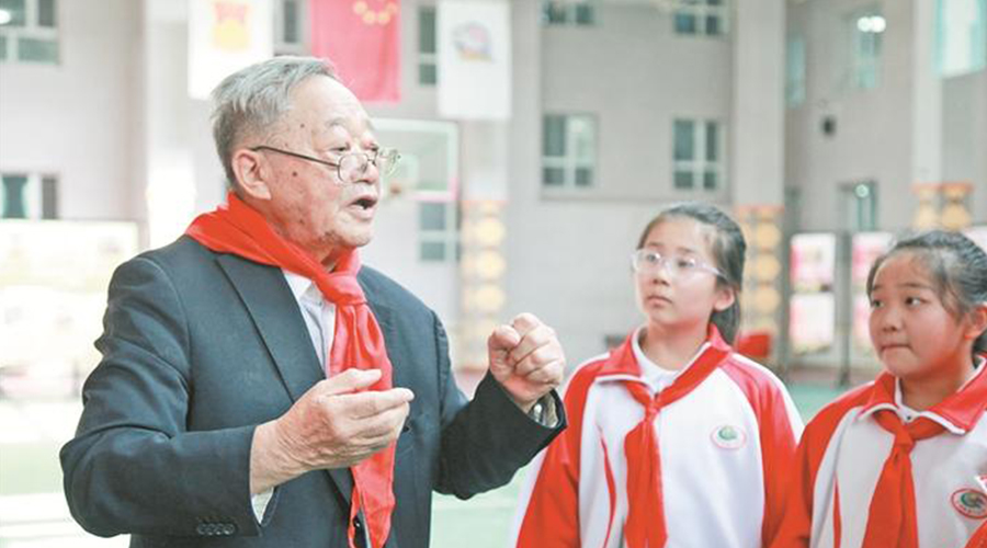 一抹银发 一片丹心