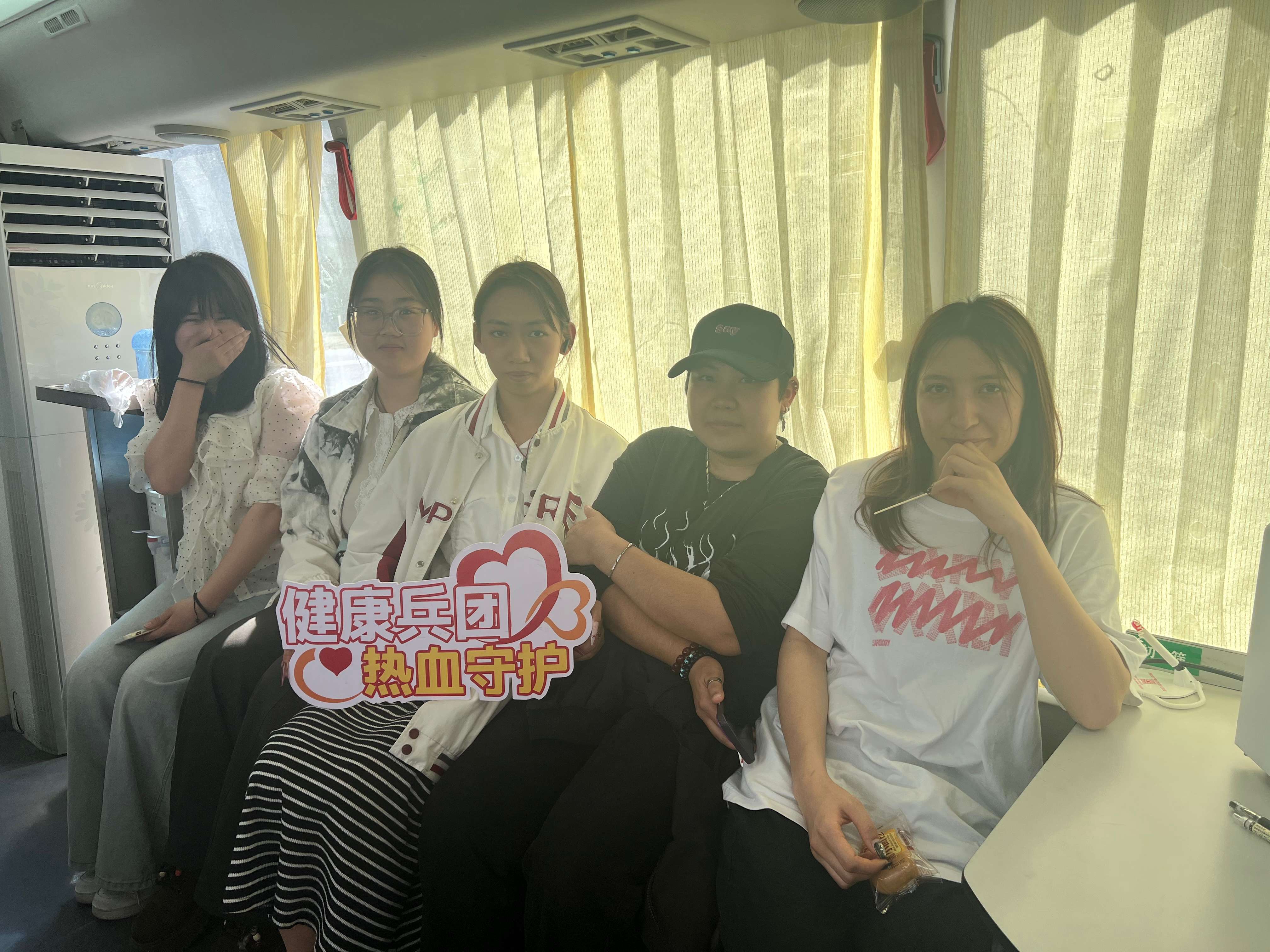 同学们献血后合影。梁艳摄.jpg