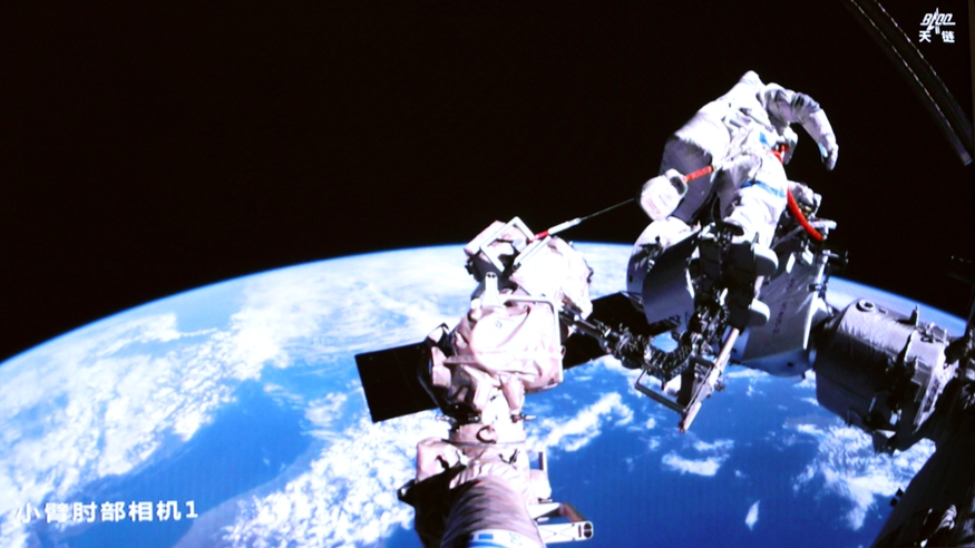 神舟二十一号航天员乘组圆满完成第三次出舱活动 中国航天员个人出舱活动次数纪录刷新