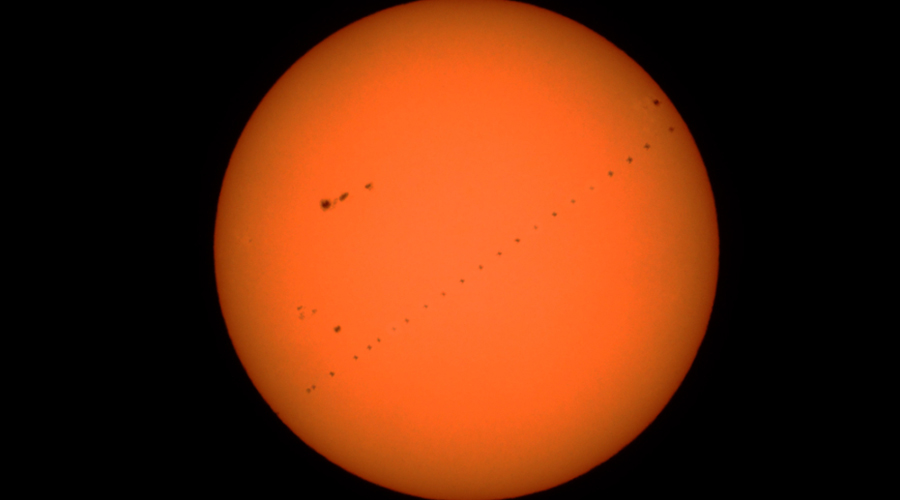 中国航天日丨中国空间站“凌日”画面