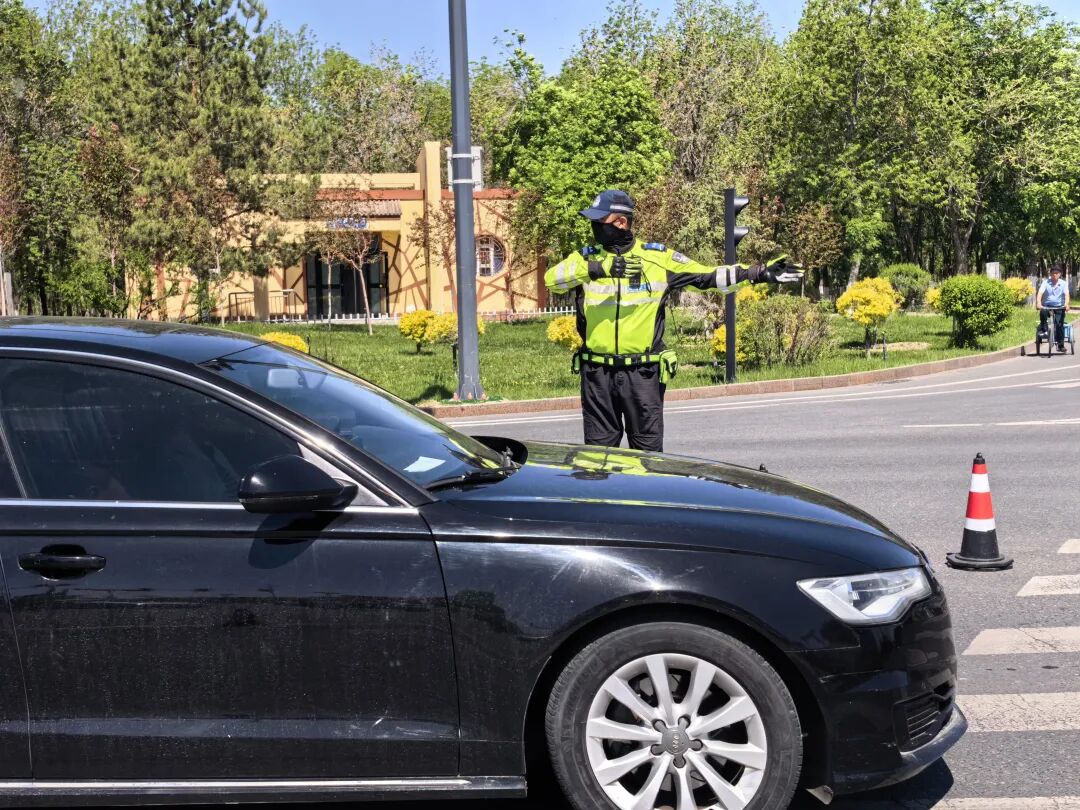 六师交警假日执勤.jpg