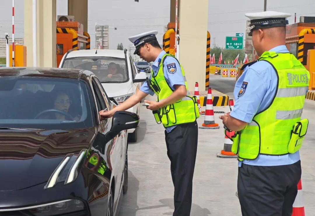 一师交警提醒过往车辆安全驾驶.jpg