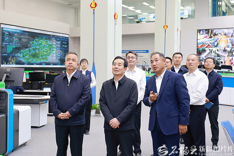 陈小江艾尔肯·吐尼亚孜在乌鲁木齐天山国际机场调研