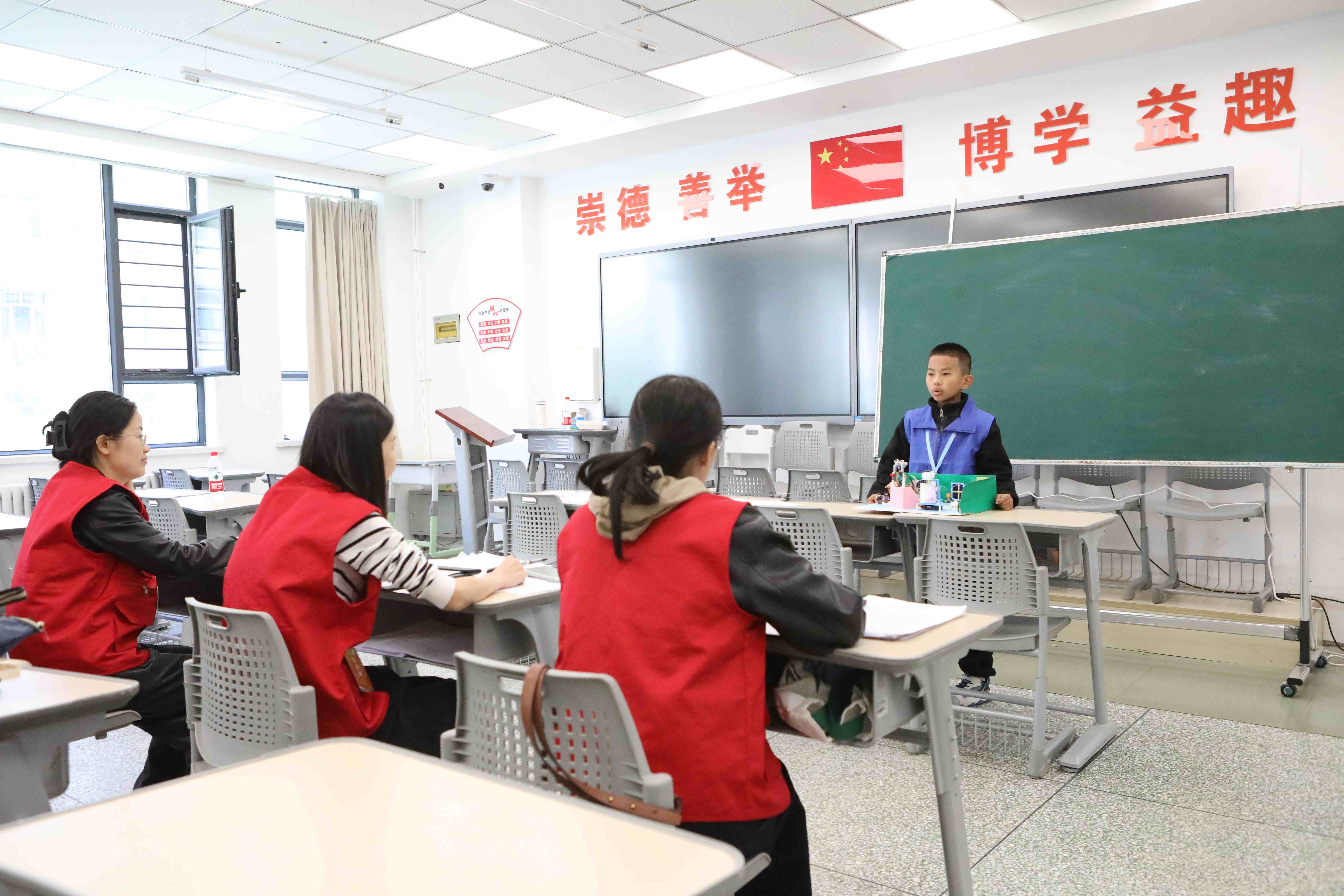 活动现场，参赛选手正在做项目汇报。胡杨网记者 李雨浪 摄.jpg