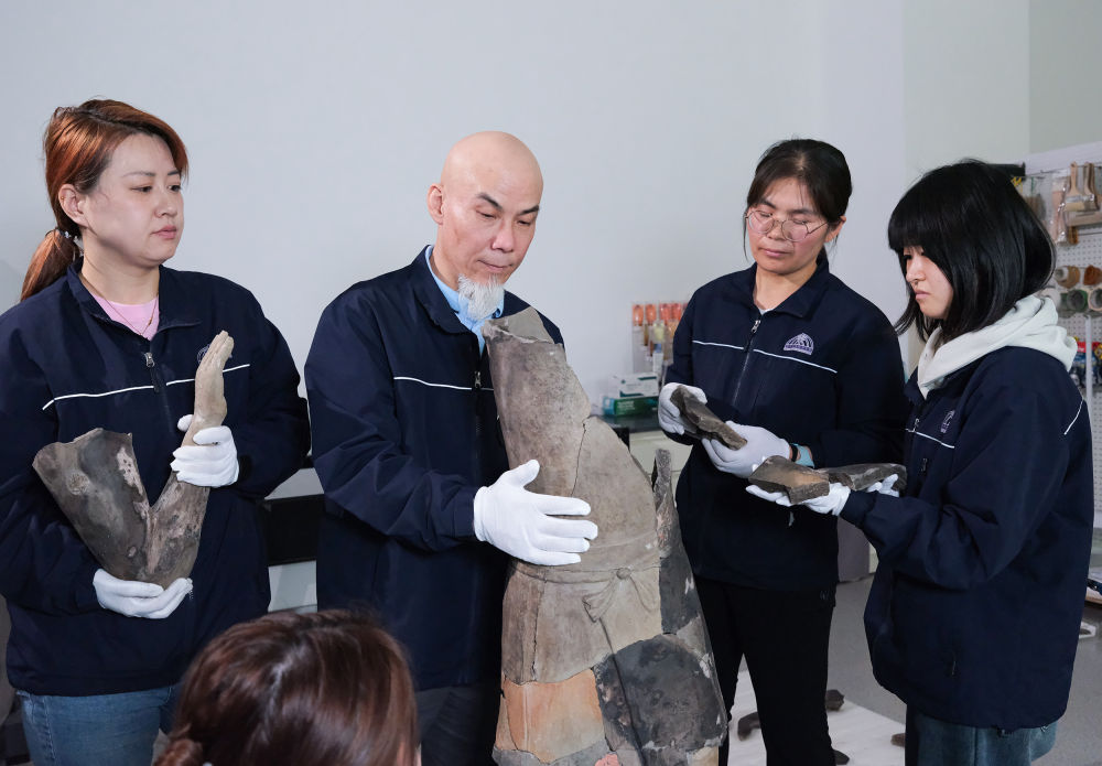 2024年4月18日，马宇（左二）带领年轻团队在陕西秦始皇帝陵博物院修复24号百戏俑。