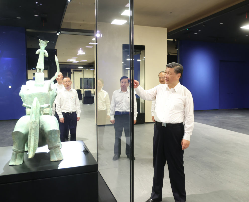 2023年7月26日下午，习近平在位于四川省德阳市广汉市的三星堆博物馆新馆参观。习近平指出，文物保护修复是一项长期任务，要加大国家支持力度，加强人才队伍建设，发扬严谨细致的工匠精神，一件一件来，久久为功，做出更大成绩。