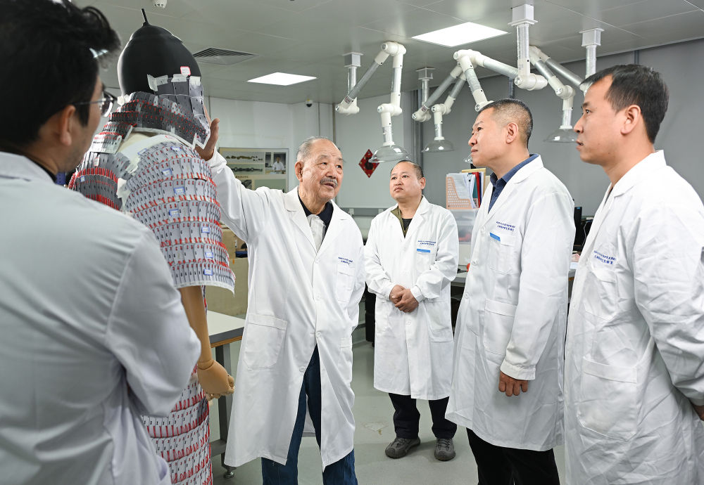 2026年4月9日，白荣金（右四）在中国社会科学院科技考古与文化遗产保护重点实验室同文物保护修复工作人员交流。