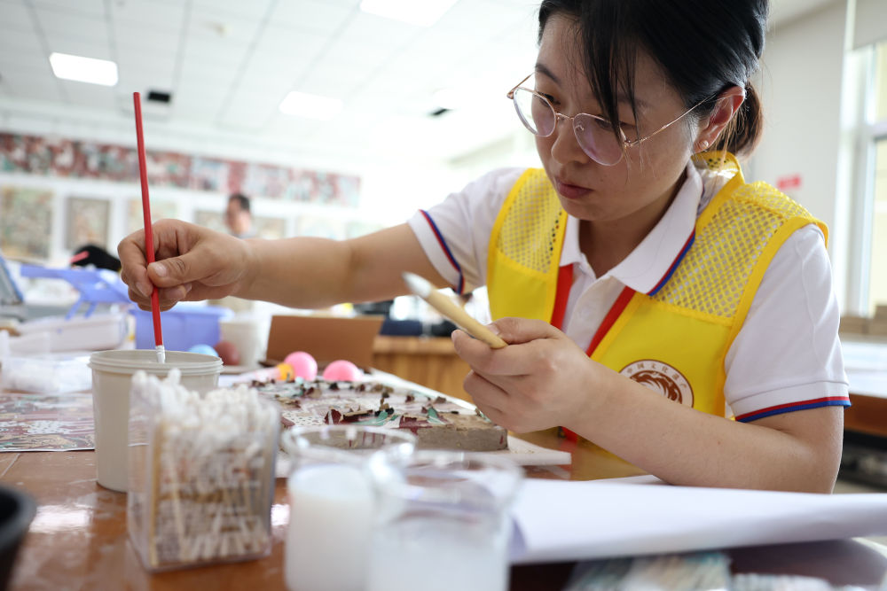 2025年5月，西北四省（区）文物保护工匠技能竞赛暨甘肃省第一届文物行业职业技能竞赛在兰州市举行。这是甘肃省博物馆参赛选手参加壁画文物修复比赛（2025年5月22日摄）。