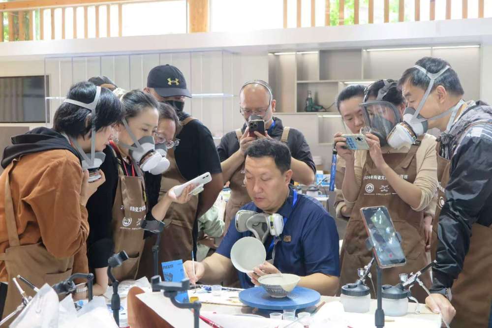 2024年10月22日，续凯（中）在江西景德镇御窑博物馆为文物修复人员培训讲解。