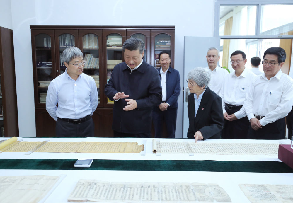 2019年8月19日，习近平在甘肃敦煌研究院察看珍藏文物和学术成果展示，了解文物保护和研究、弘扬优秀历史文化情况。在同有关专家、学者和文化单位代表座谈时，习近平强调，要关心爱护科研工作者，完善人才激励机制，为科研工作者开展研究、学习深造、研修交流搭建更好平台，提高科研队伍专业化水平。