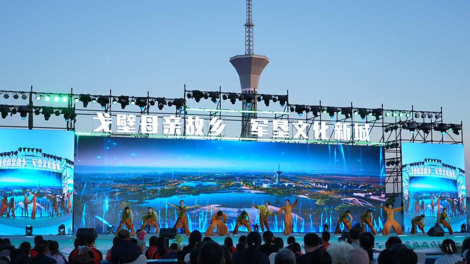 文艺展演现场。陈贝贝摄.png