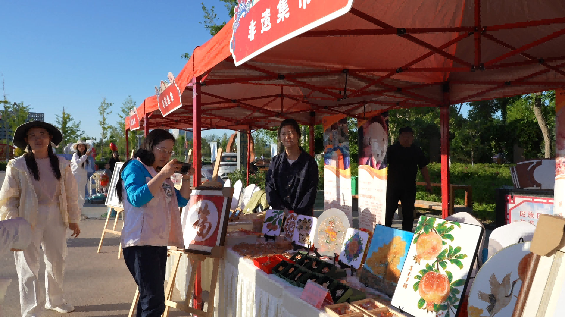 活动现场非遗集市展品，吸引游客前来挑选。陈贝贝摄.png